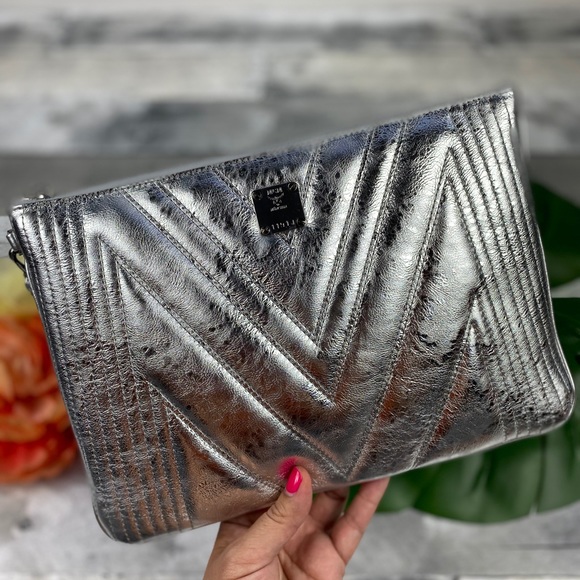MCM wristlet zip pouch quilted metallic silver - Picture 8 of 8